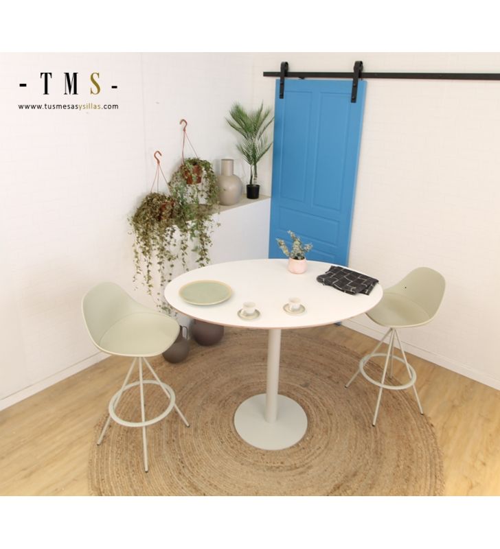 tables-ovales-hautes-pour-l-hospitalité