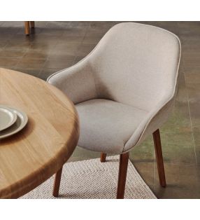 Silla con brazos Aleli con asiento tapizado y patas de madera  - 7