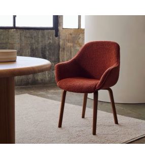 Silla con brazos Aleli con asiento tapizado y patas de madera  - 17