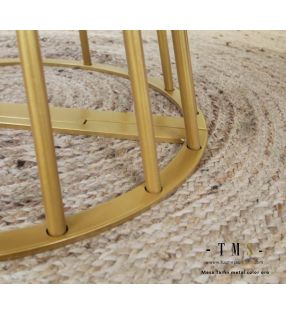 détail-de-la-jambe-en-finition-dorée