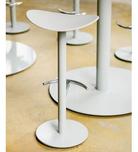 Tabourets blancs pour comptoirs de cuisine