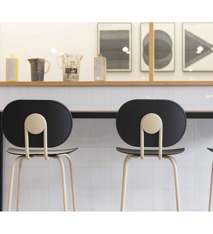 tabourets hauts de couleur noire
