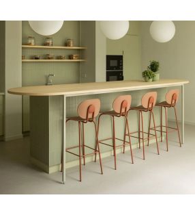 tabourets hauts aux couleurs pastel