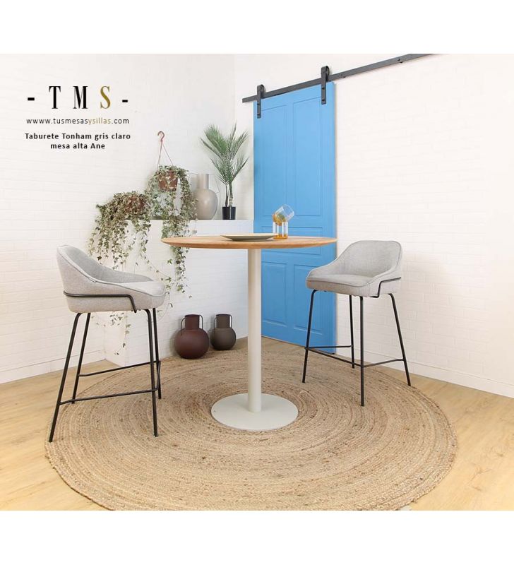 tabouret haut recouvert de tissu gris clair