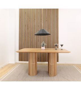 table-avec-deux-pieds-en-bâtons