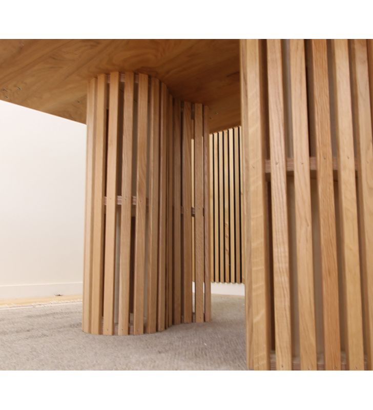 détail-des-pieds-de-table-aux-formes-arrondies