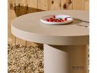 Détail-table-ronde-ciment-beige