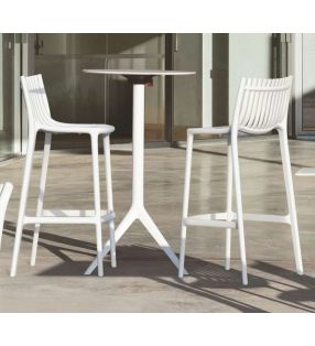 Tabourets blancs sur la terrasse