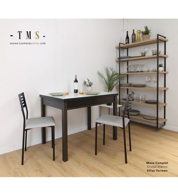 table-contre-le-mur-de-verre