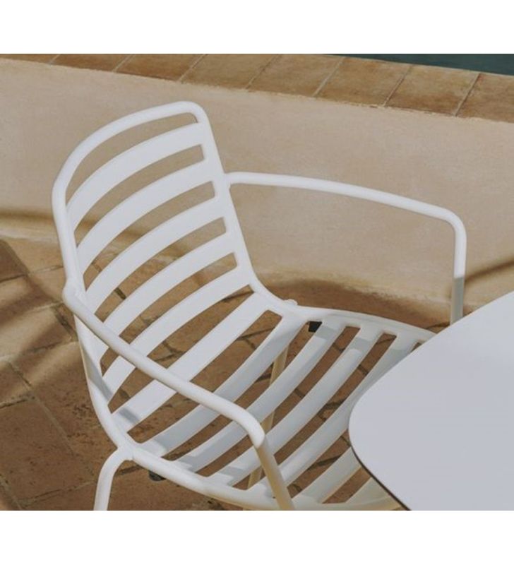 chaise-de-terrasse-accoudoirs-légère