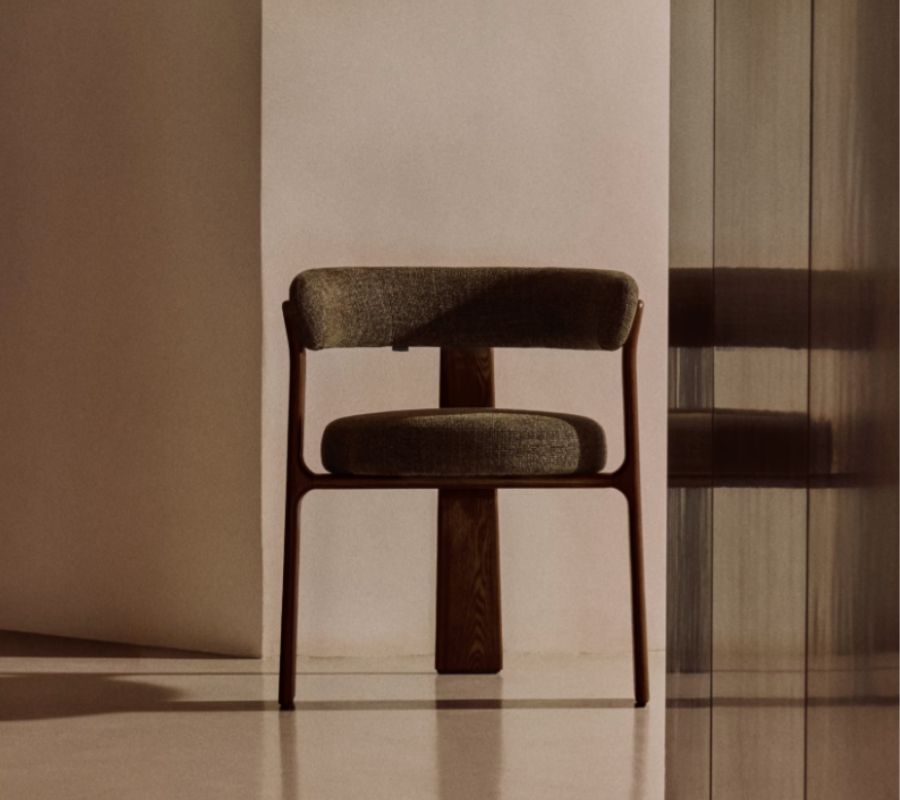 chaise-trois-pieds-bois-chenille-blanche chaise-trois-pieds-bois-chenille-blanche