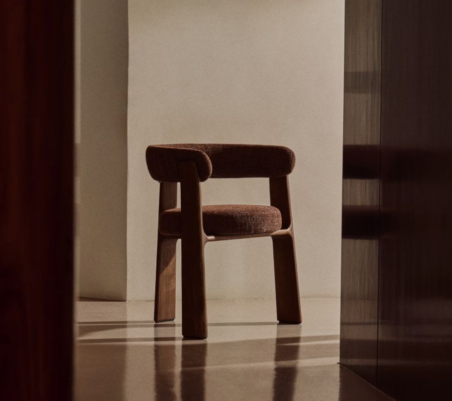 chaise-trois-pieds-bois-chenille-blanche chaise-trois-pieds-bois-chenille-blanche