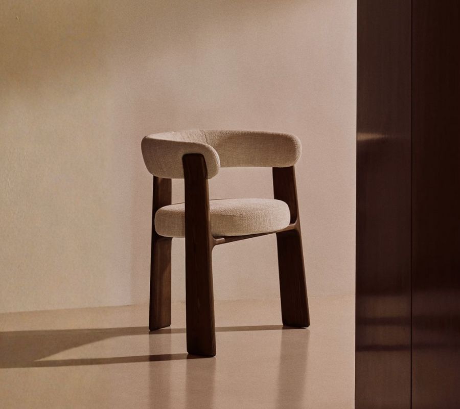 chaise-trois-pieds-bois-chenille-blanche chaise-trois-pieds-bois-chenille-blanche