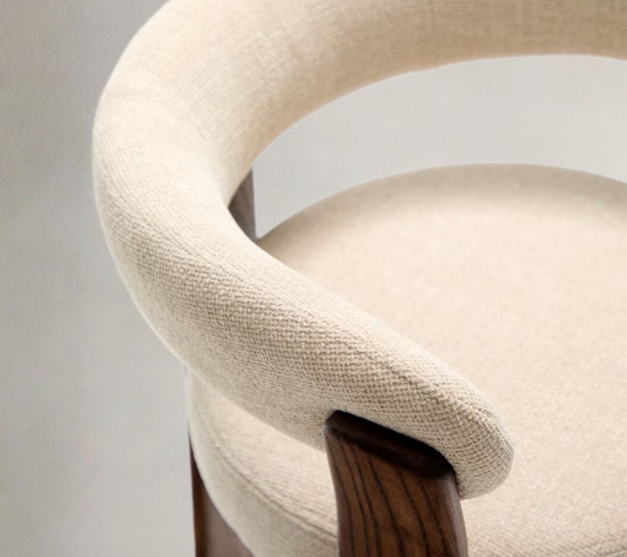 chaise-trois-pieds-bois-chenille-blanche chaise-trois-pieds-bois-chenille-blanche