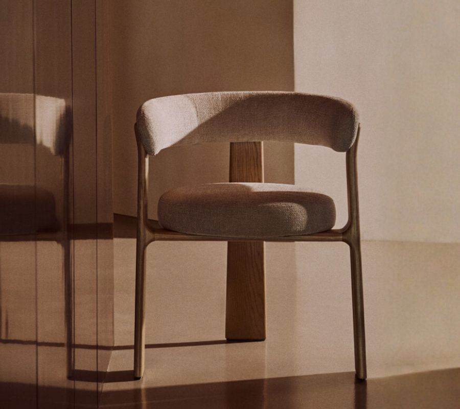 chaise-trois-pieds-bois-chenille-blanche chaise-trois-pieds-bois-chenille-blanche