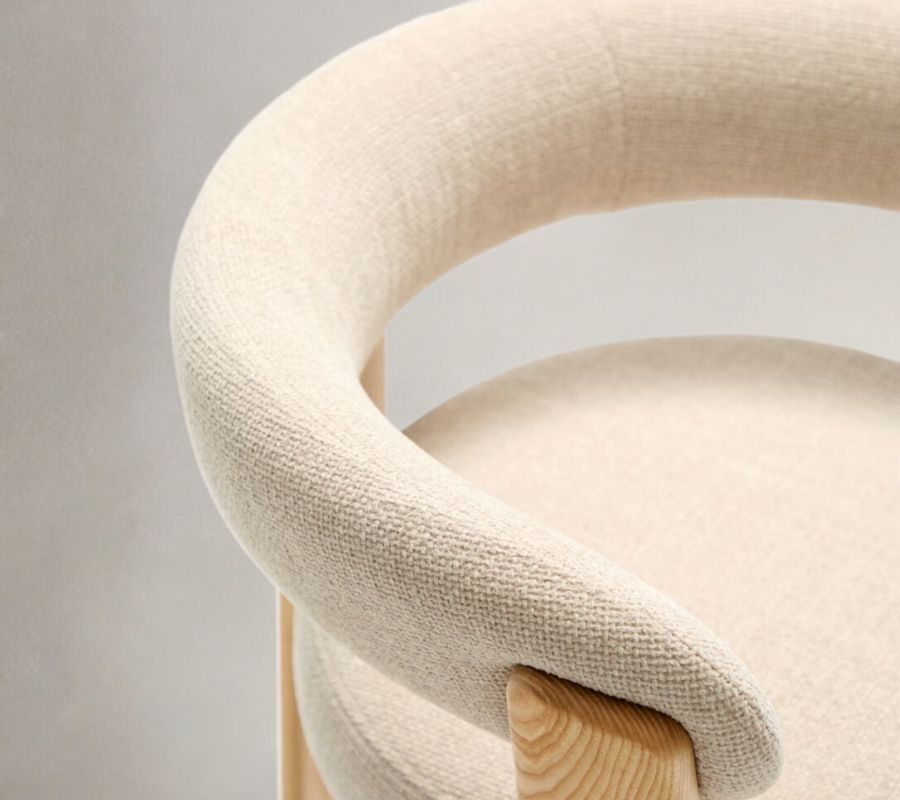 chaise-trois-pieds-bois-chenille-blanche chaise-trois-pieds-bois-chenille-blanche