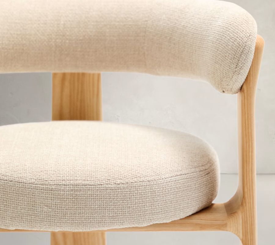 chaise-trois-pieds-bois-chenille-blanche chaise-trois-pieds-bois-chenille-blanche