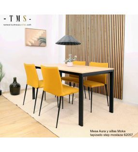 des chaises couleur moutarde dans un espace ouvert