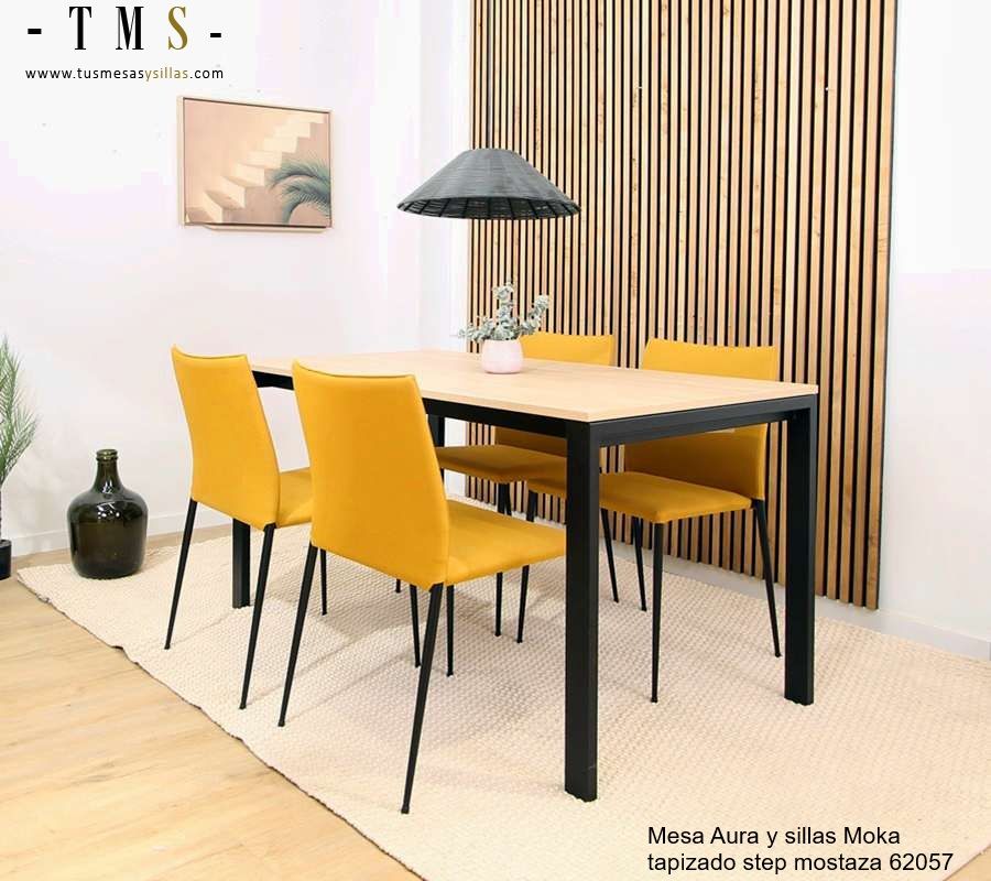 des chaises couleur moutarde dans un espace ouvert