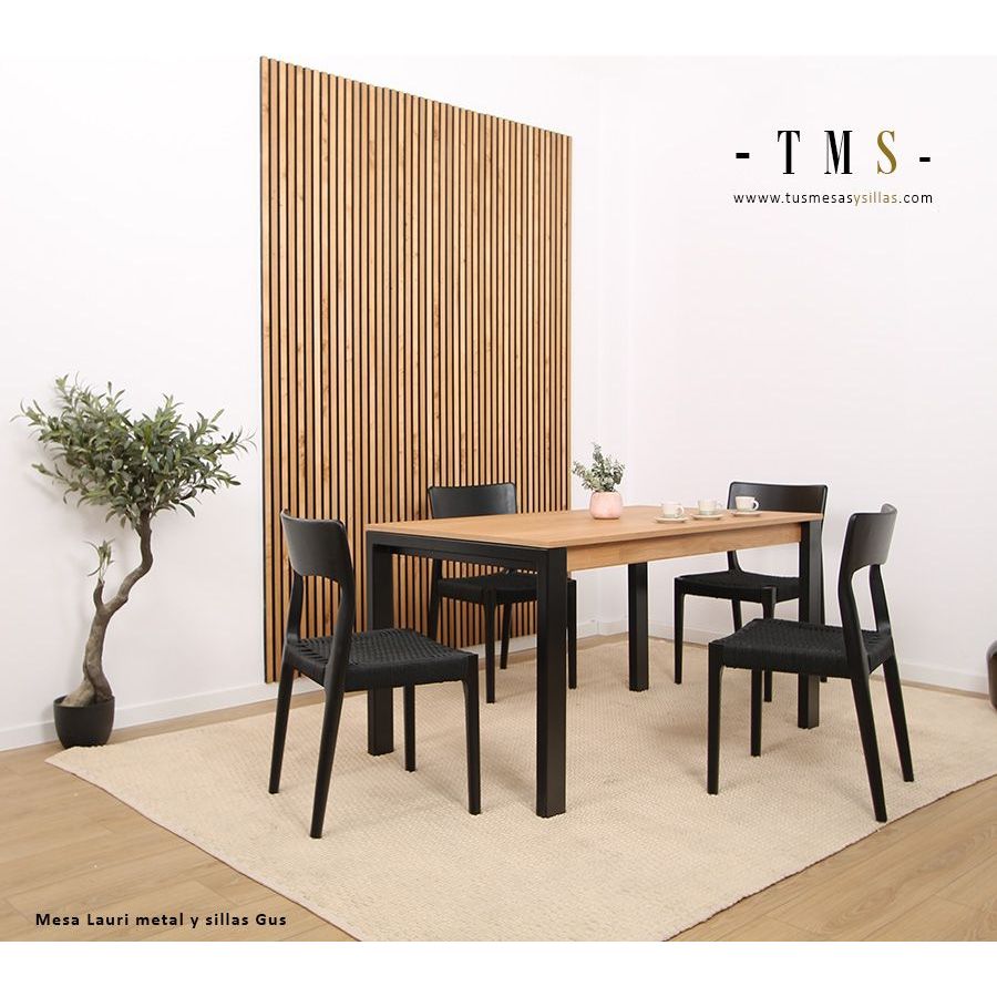 Table extensible avec plateau en bois et pieds en métal Table extensible avec plateau en bois et pieds en métal