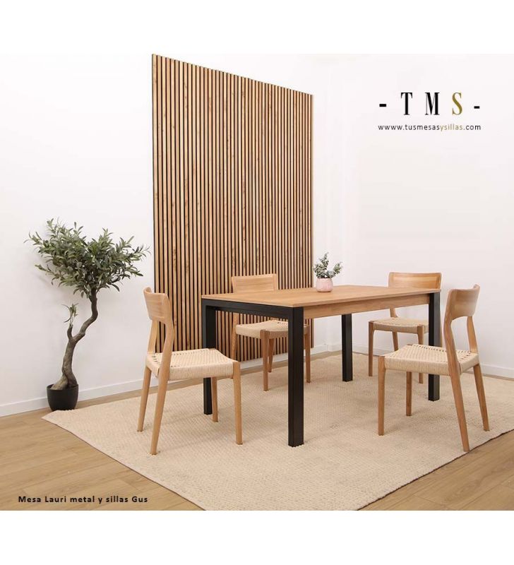 Table extensible avec plateau en bois et pieds en métal Table extensible avec plateau en bois et pieds en métal