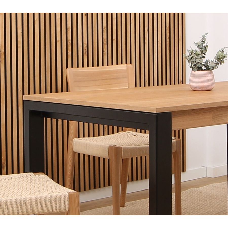 Table extensible avec plateau en bois et pieds en métal Table extensible avec plateau en bois et pieds en métal