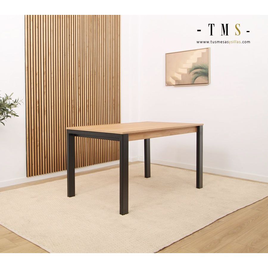 Table extensible avec plateau en bois et pieds en métal Table extensible avec plateau en bois et pieds en métal