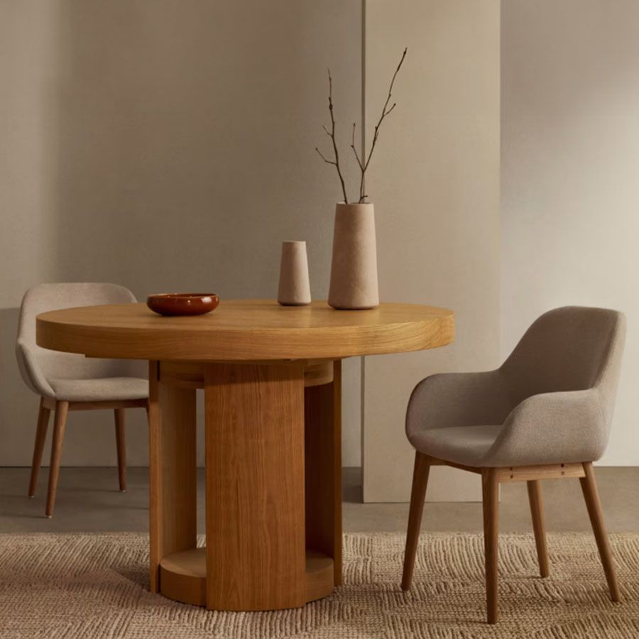 Silla Konna tapizada con brazos y patas de  madera o metal