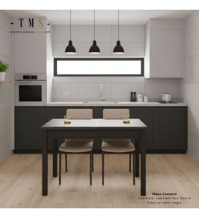 petite table de cuisine avec plateau résistant aux rayures