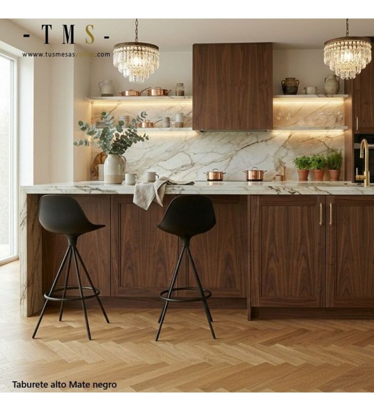 Taburetes-negros-cocina-madera