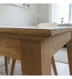 table à bords biseautés en bouleau