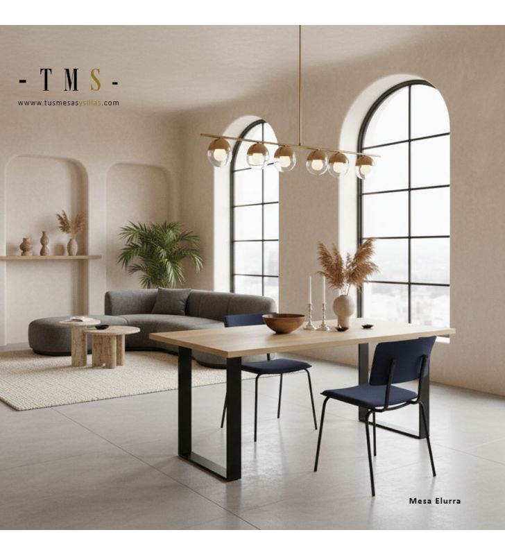 Table moderne avec plateau en bois massif et piètement en métal