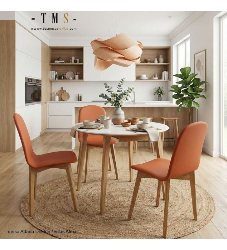 Des chaises confortables et une table ronde Des chaises confortables et une table ronde