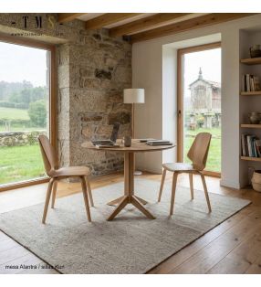 petite table ronde en bois clair