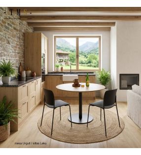 table ronde en bois avec chaises noires