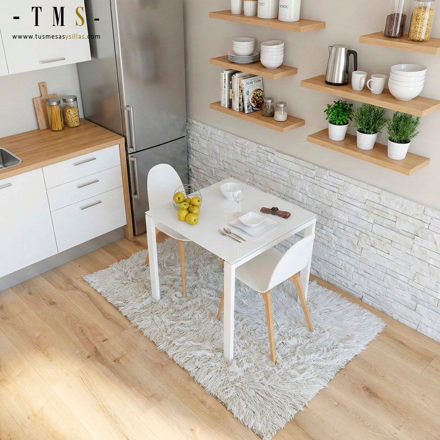 petite table carrée avec plateau en verre