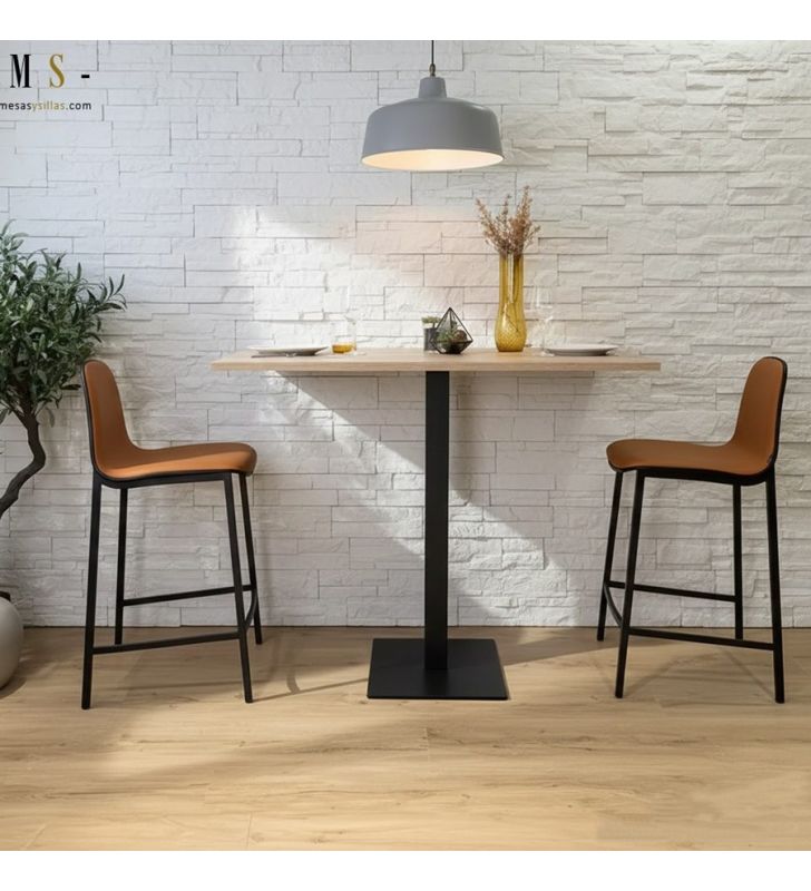 Tables hautes fixées au mur