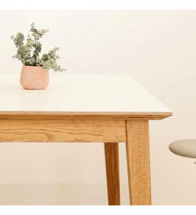 Table blanche avec pieds en bois