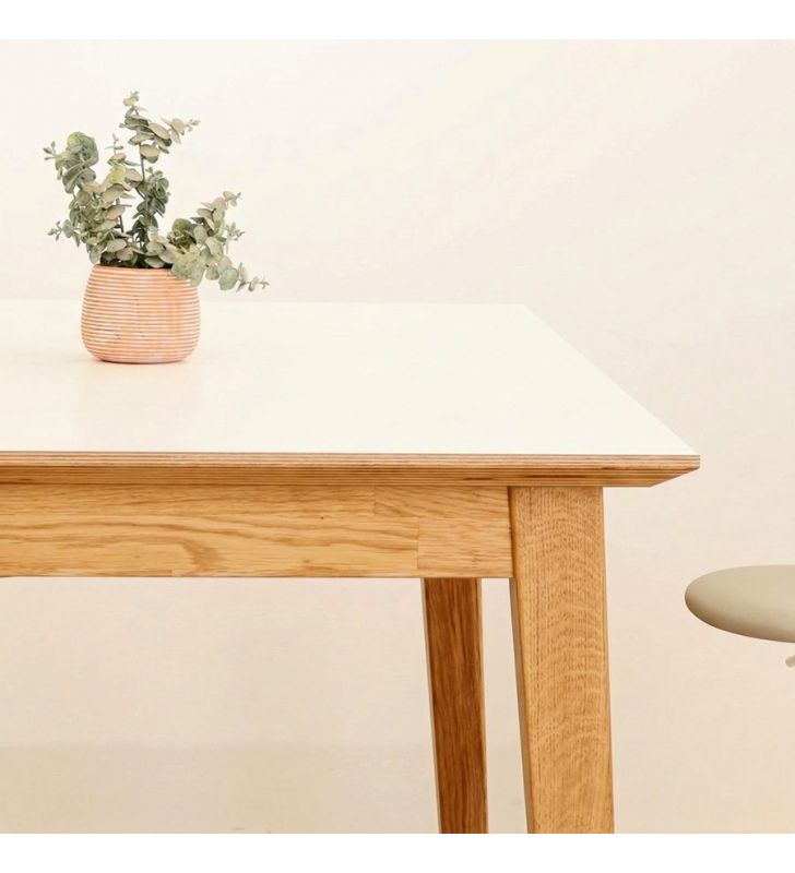Table blanche avec pieds en bois