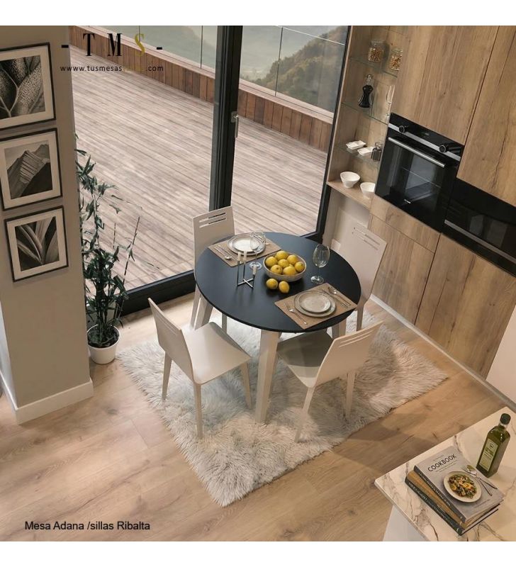 tables rondes avec plateaux noirs