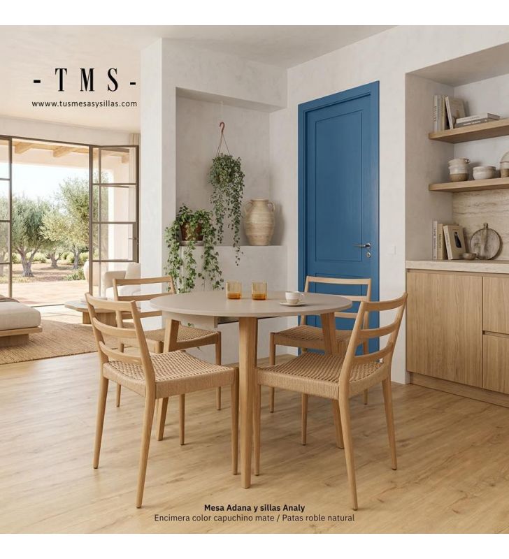 ensemble de tables rondes et de chaises