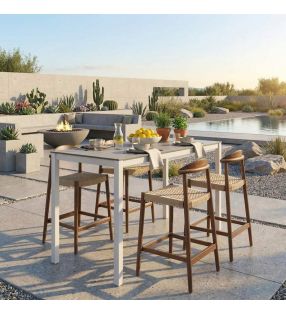 tables hautes blanches sur la terrasse