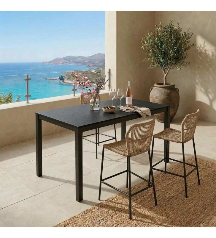 tables hautes sur une terrasse étroite