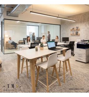 mesa-alta-de-trabajo-con-patas-de-madera