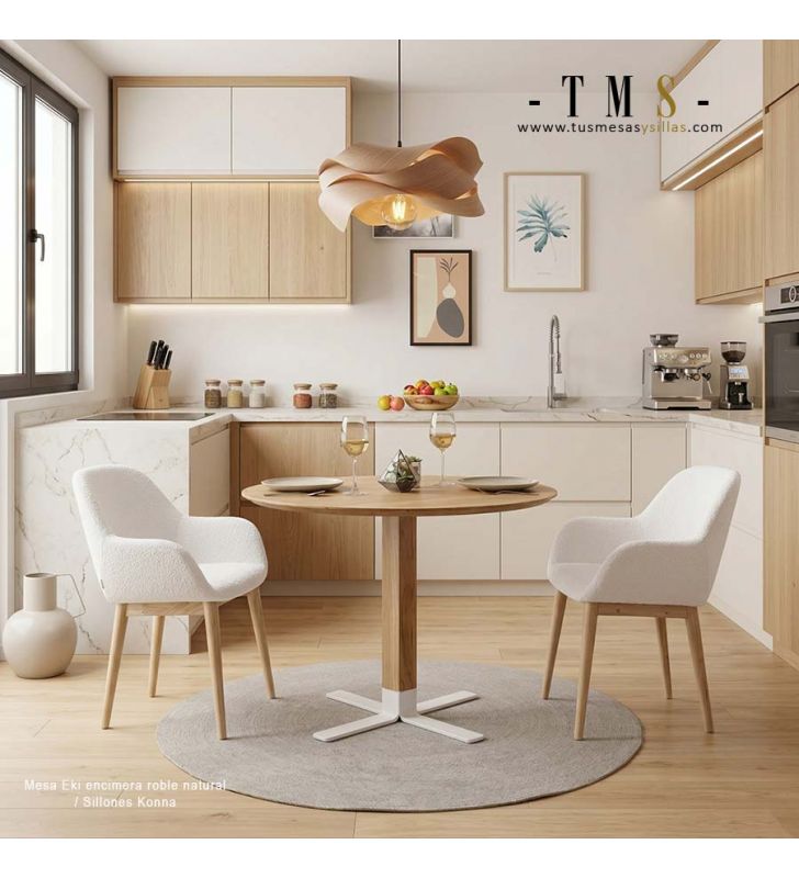 Table ronde en chêne naturel et fauteuils Konna