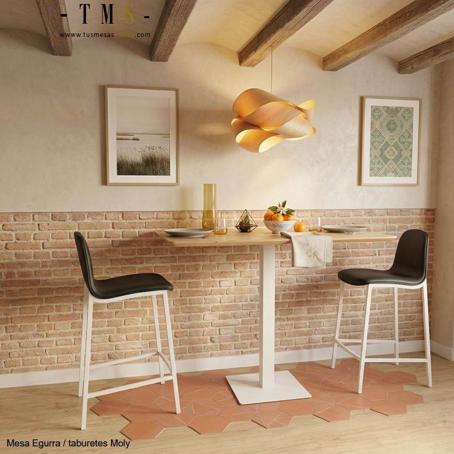 mesa alta con 2 personas mesa alta con 2 personas