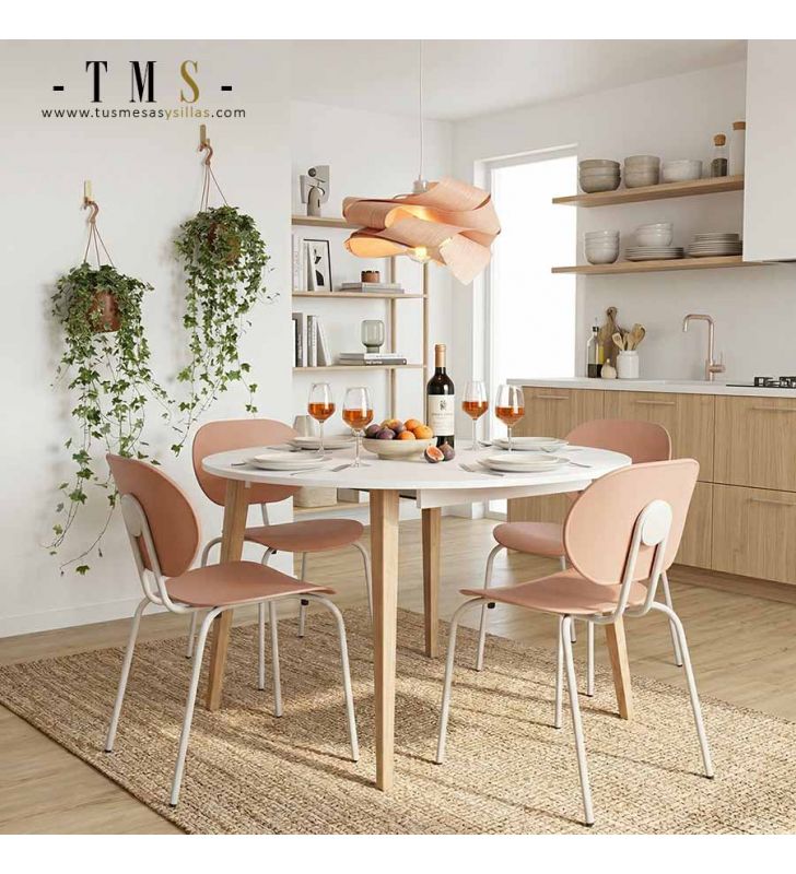 Table de cuisine ronde de style nordique. Table de cuisine ronde de style nordique.