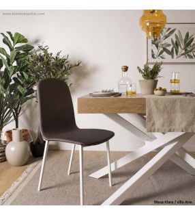 Chaises rembourrées marron