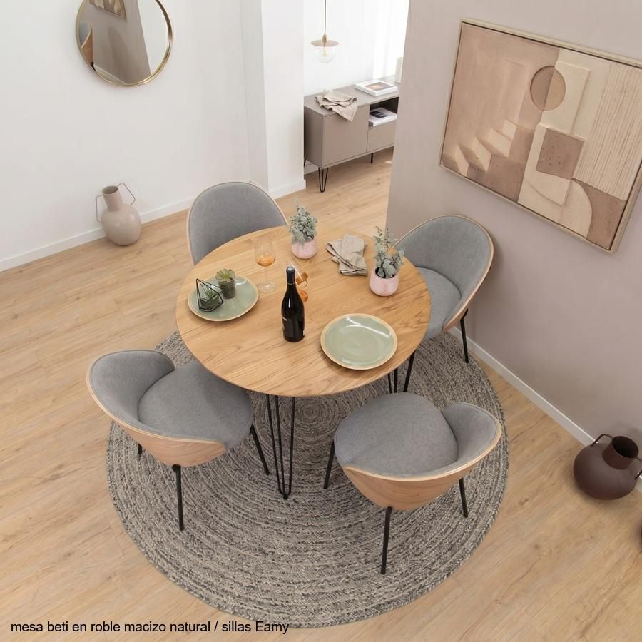 Chaise Eamy en chenille gris clair avec placage en frêne finition naturelle et métal noir Chaise Eamy en chenille gris clair avec placage en frêne finition naturelle et métal noir