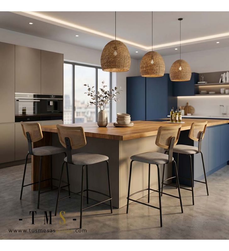 Taburete Eliza con pata de metal negra.